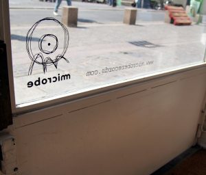 Agnes B microbe label-Marquage evenementiel-Vitrine magasin Agnes b-Evenementiel-Identite visuelle-Agence de creation le 6 Paris