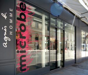 Agnes B microbe label-Vitrine magasin Agnes b-Evenementiel-Identite visuelle-Agence de creation le 6 Paris