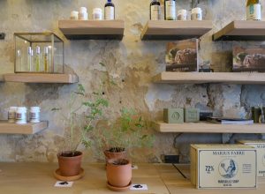 Essentiel-Lifestore-etageres-retail-Concept store-Marseille-Enseigne-Architecture commerciale-Agence de design le 6 PAris