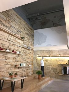 Essentiel-Lifestore-evenementiel-boutique-Concept store-Marseille-Enseigne-Architecture commerciale-Deign graphique-identite visuelle-Agence de design le 6 PAris