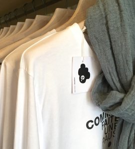 Essentiel-Lifestore-marquage teeshirt-Marseille-Enseigne-Architecture commerciale-Agence de design le 6 PAris