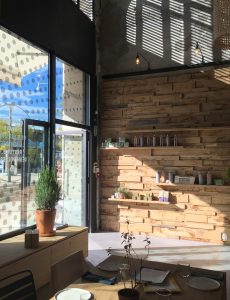 Essentiel-Lifestore-restaurant-boutique-Concept store-Marseille-Enseigne-Architecture commerciale-Deign graphique-identite visuelle-Agence de design le 6 PAris