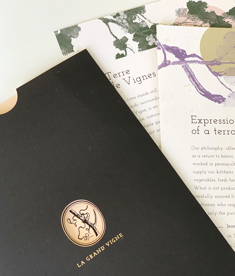 https://agencele6.agencema3.fr/wp-content/uploads/2022/08/Agence-le-6_Design-Graphic-Paris-Emelyne-Communication-corporate_Branding_Strategie-de-marque_La-Grand-vigne-Les-sources-de-Caudalie-Menu.jpg