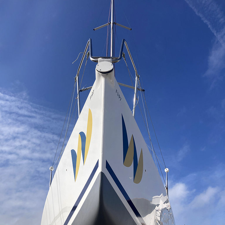 Agence-le-6_Yellow-impact-sailing_Voile_Re-branding_La-Trinite-sur-Mer_Regate-corpo_Location-bateaux_Seminaire-voile_Identité-visuelle_Logotype_Agence-Design-corporate_Paris_Vignette